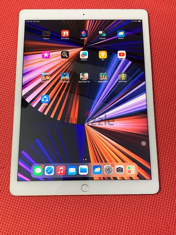 iPad Pro 128gb 12.9 inch screen big screen size sim and Wi-Fi works 7