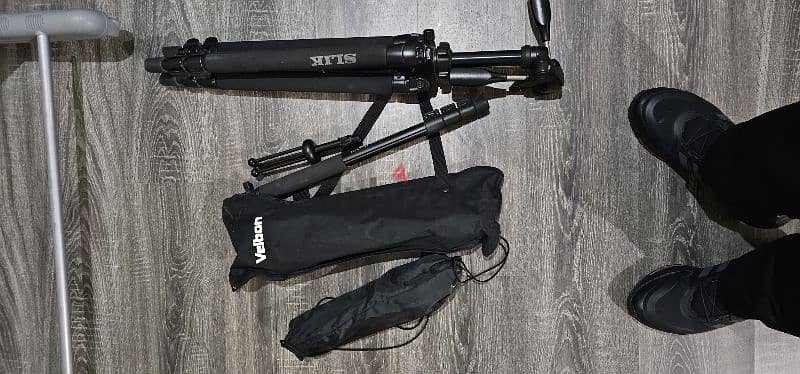 Tripods and Selfie sticks for sale for DSLR cameras 0