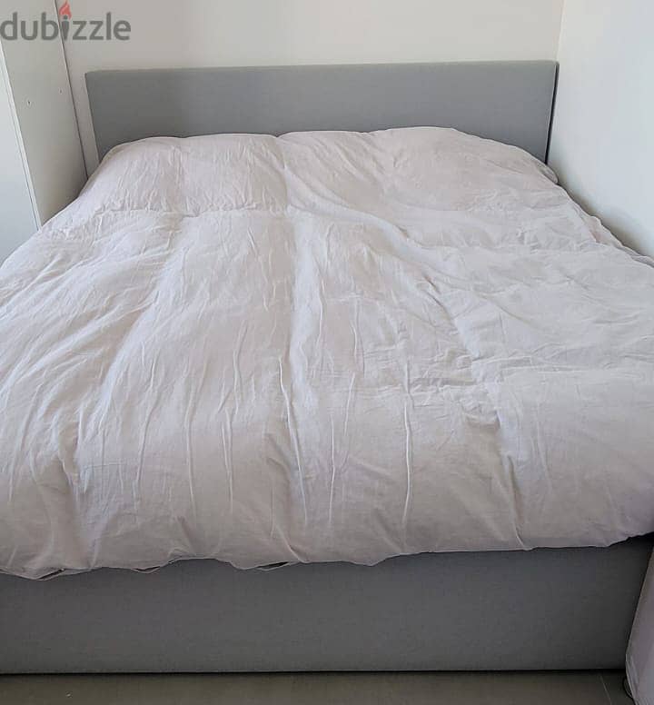 Bed frame - Mattress 180*200cm - Duvet 240x220cm - Pillow (2 Pieces) 1