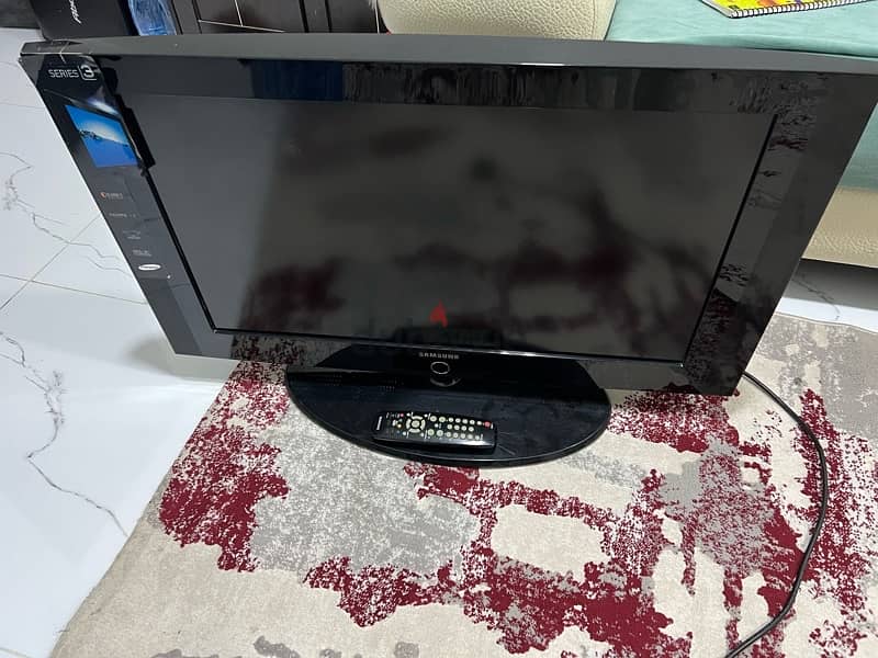 Samsung lcd 32 inch with original remote perfect condition stand 5