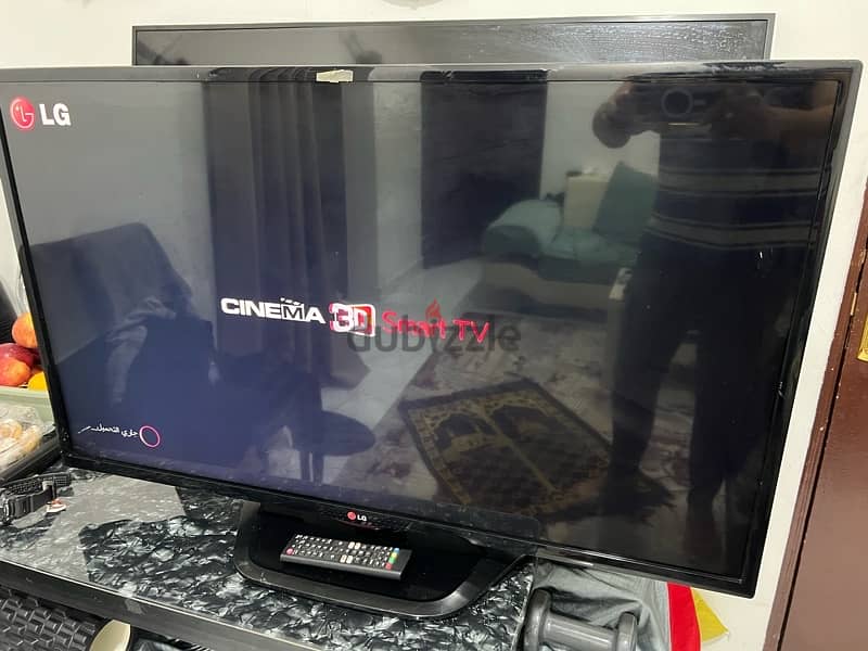 lg smart 43 inch with remote and stand perfect condition no scratches 2