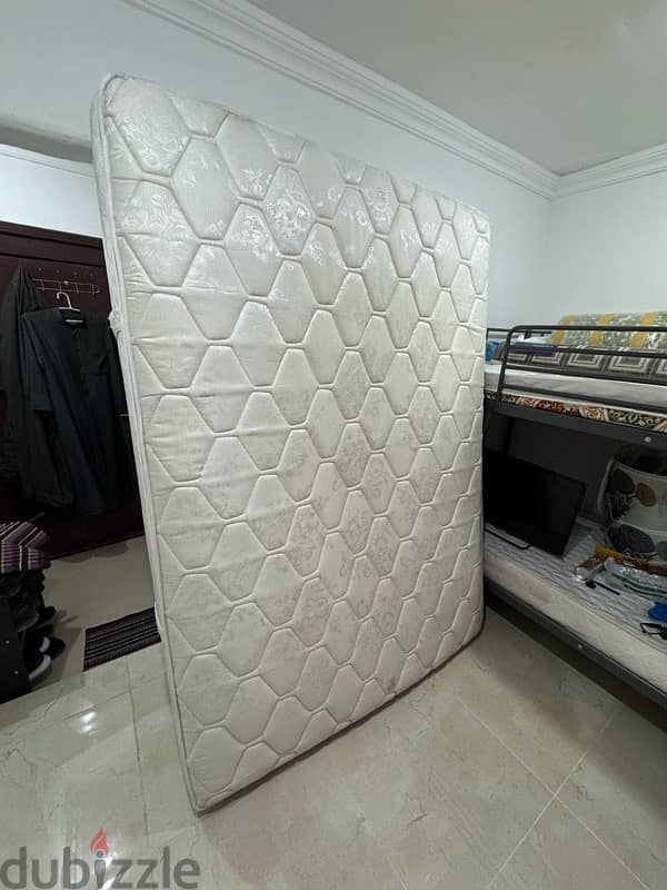 Queen size mattress, excellent condition and clean 1