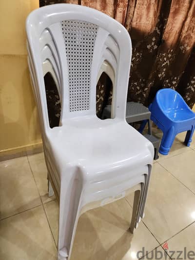 7 chairs available for sale in Salmiya block 10