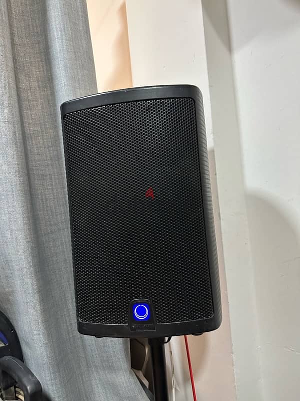 turbosound milan m10 powered speaker 0