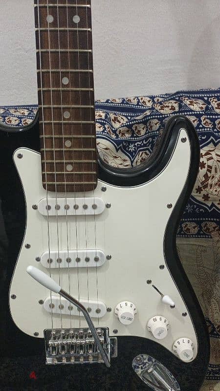 Brand new electric guitar, Never used comes with free equipment 2