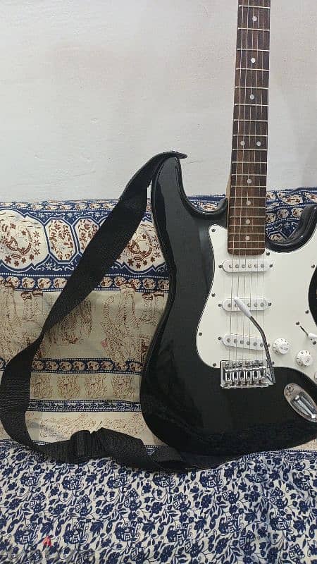 Brand new electric guitar, Never used comes with free equipment 3