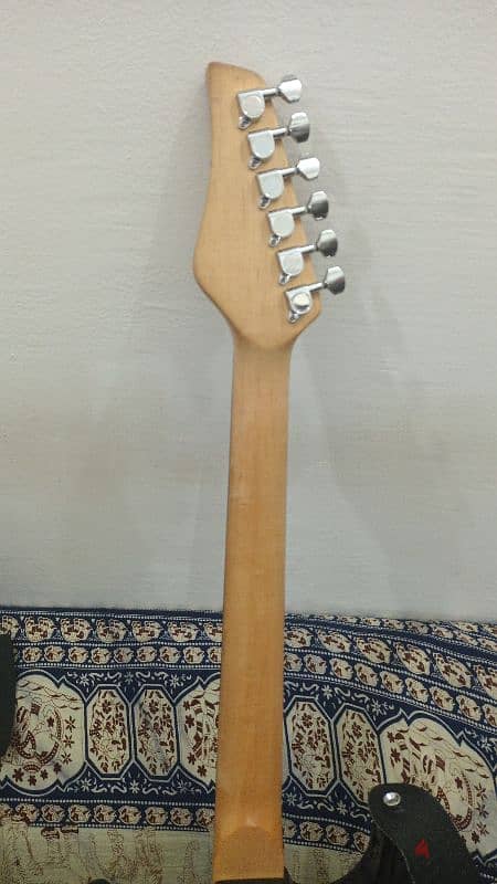 Brand new electric guitar, Never used comes with free equipment 7