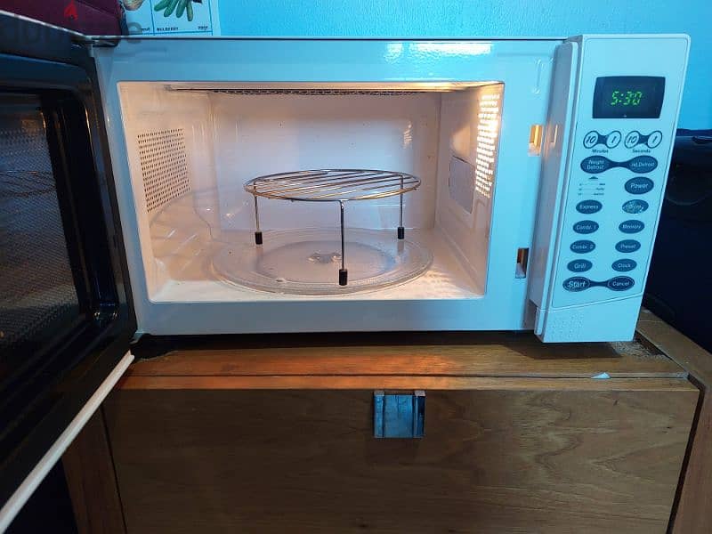 Ikon Microwave very good condition 2