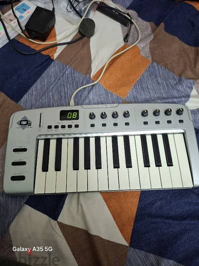 M oudio midi keyboard