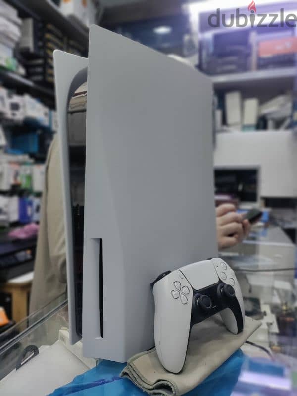 PS5 660 gb with 1 controller like new condition 2