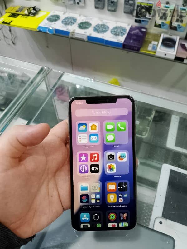 ايفون 11pro max جيجا 256 9