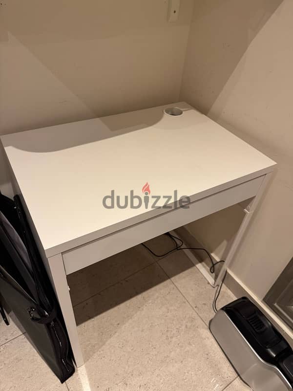 white desk 1