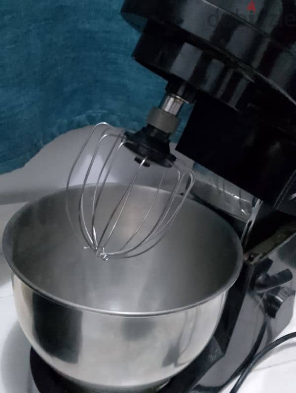 mixer / grinder in a good condition جهاز خفق بحاله ممتازه 2