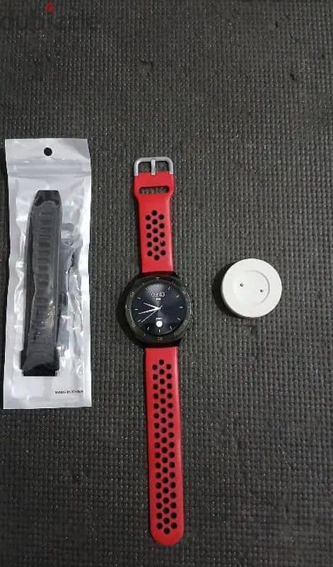 Huawei Watch Gt2e with charger and extra straps 1