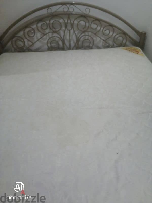 Iron king size metel bed very good condition and cannon matress 0