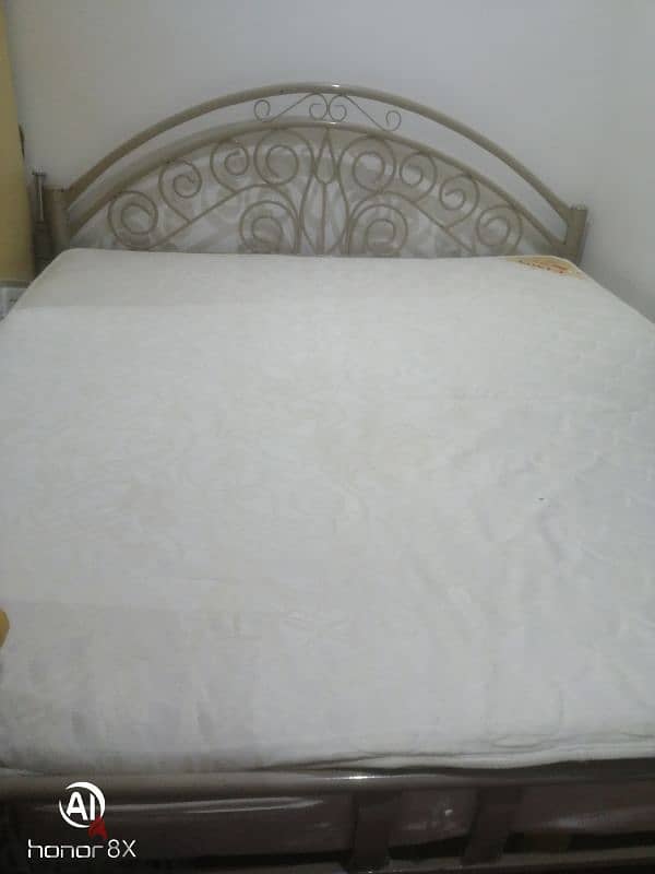 Iron king size metel bed very good condition and cannon matress 3