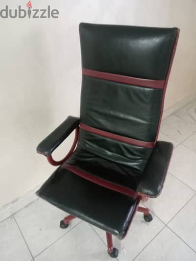 Revolving chair for sale  urgently throwing price good condition