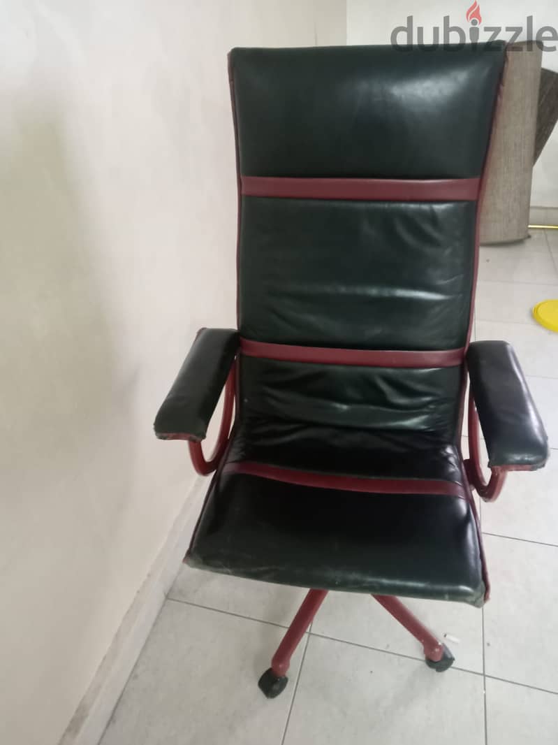 Revolving chair for sale  urgently throwing price good condition 1