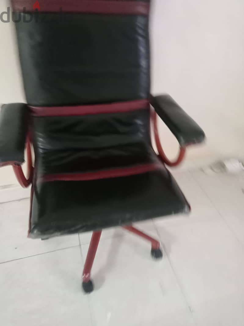 Revolving chair for sale  urgently throwing price good condition 2