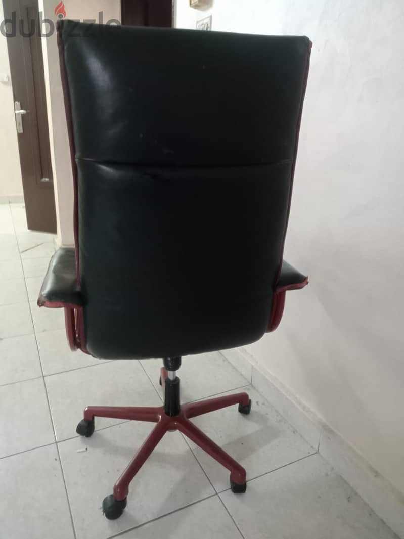 Revolving chair for sale  urgently throwing price good condition 3