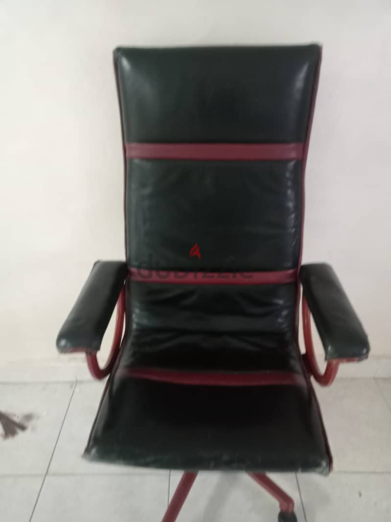 Revolving chair for sale  urgently throwing price good condition 4