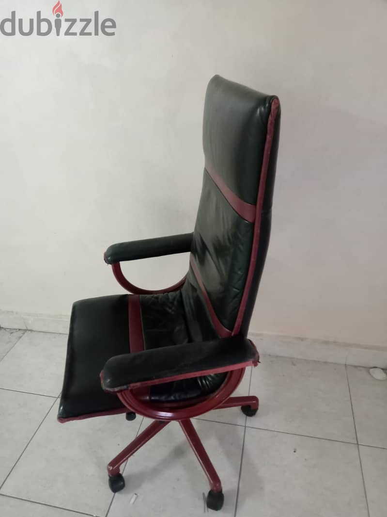 Revolving chair for sale  urgently throwing price good condition 5