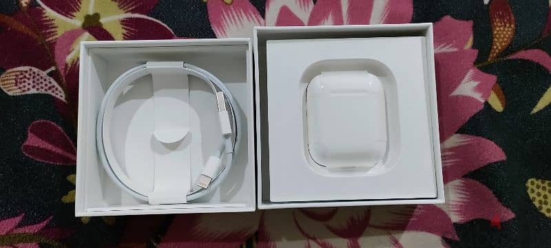 apple airpods 2 with charging case 3