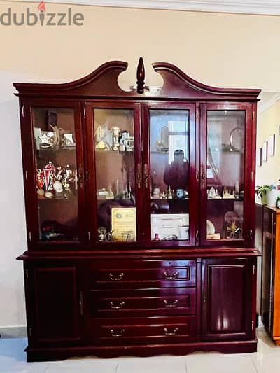 showcase / display cabinet in good condition.  pick up from Riggae