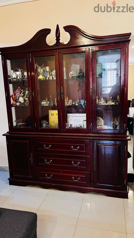 showcase / display cabinet in good condition.  pick up from Riggae 1