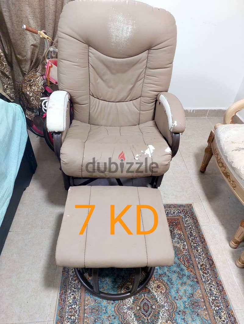 Leaning Chair with Moving Table in Mint Condition 0