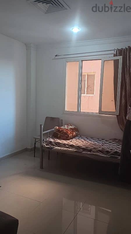 1 big room available in khaithan block9 4