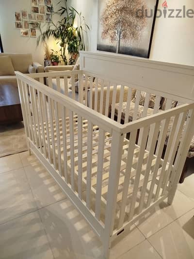 baby crib - brand new with Mattress