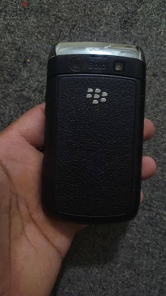 blackberry Bold orginal battery orginal sharger looks like new phone 2