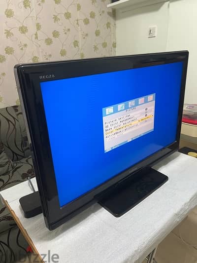 Toshiba 32 inch LCD with original remote