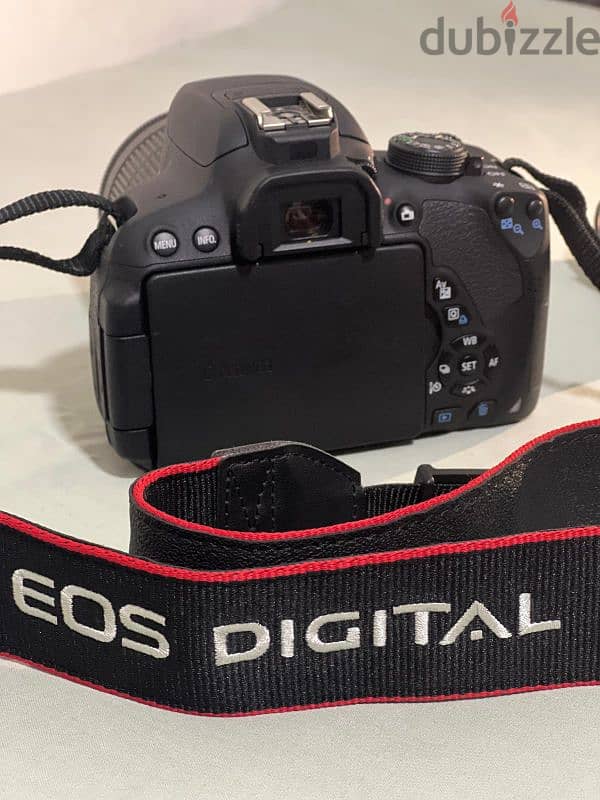 Canon EOS 700D Shutter Count 2555 only. 10