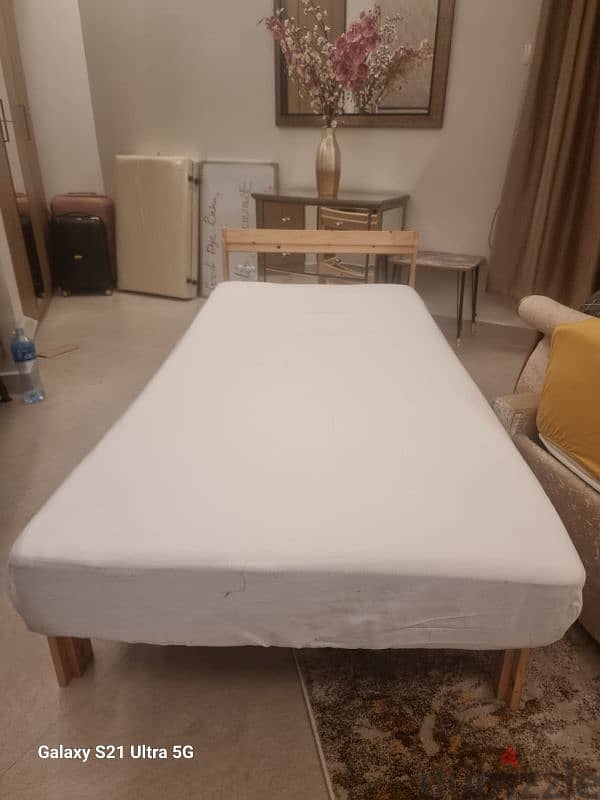 Single bed wooden frame plus mattress and mattress cover good conditio 1