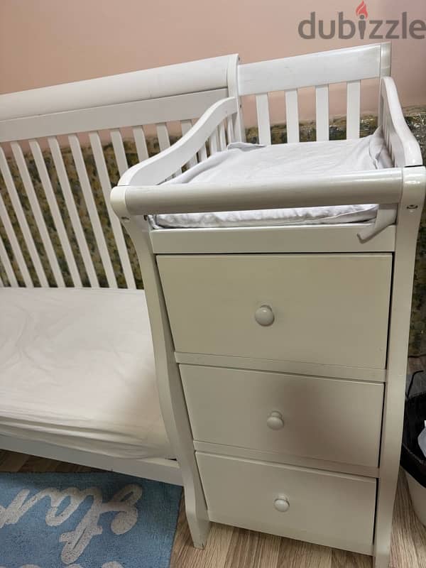 Giggles Baby Crib with changing table 1