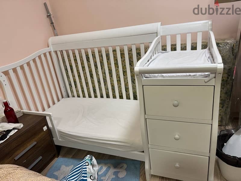 Giggles Baby Crib with changing table 2