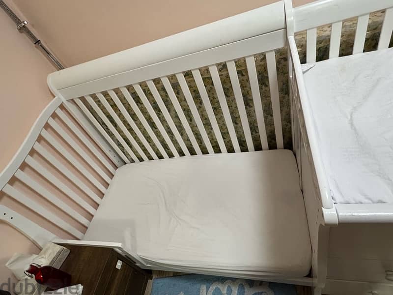 Giggles Baby Crib with changing table 3