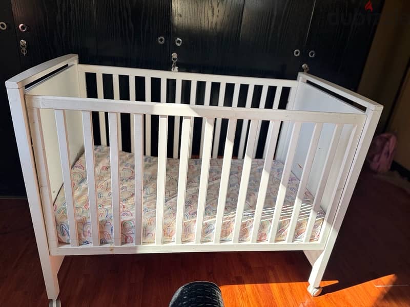 Baby crib with adjustable side rail 1