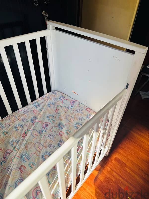 Baby crib with adjustable side rail 2