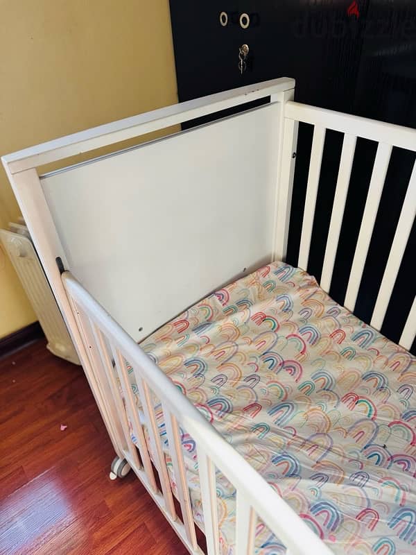 Baby crib with adjustable side rail 3