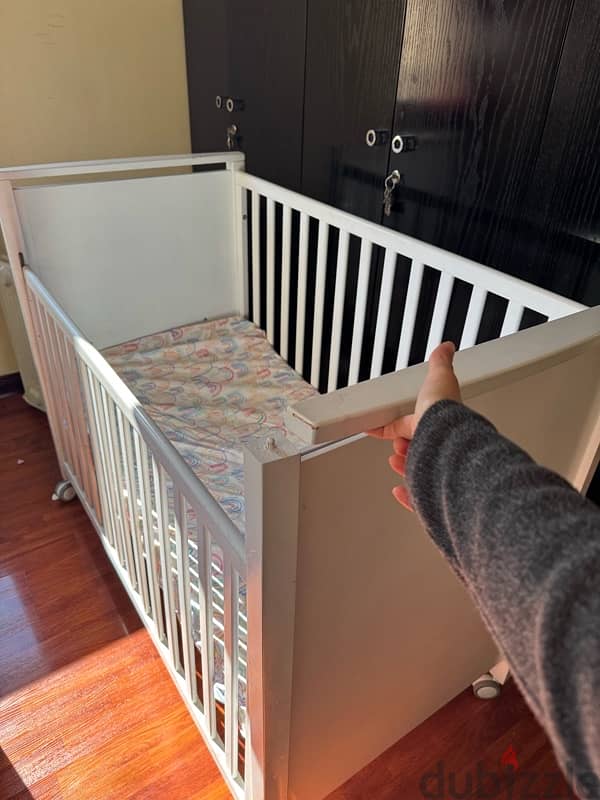 Baby crib with adjustable side rail 4