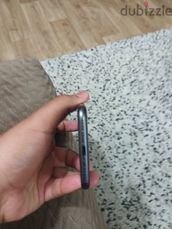 iPhone 8 with small crack with 86 battery ( I can trade for a ps4 pro) 2