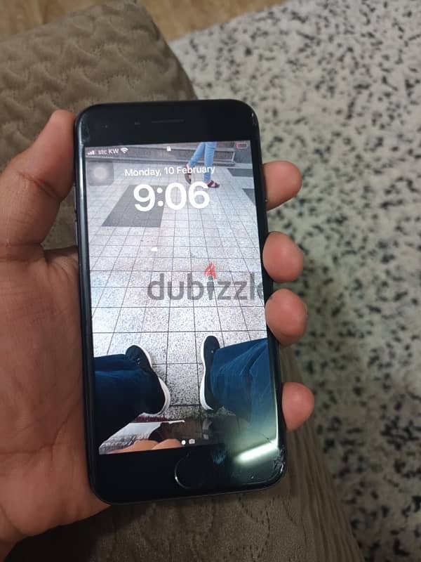 iPhone 8 with small crack with 86 battery ( I can trade for a ps4 pro) 4