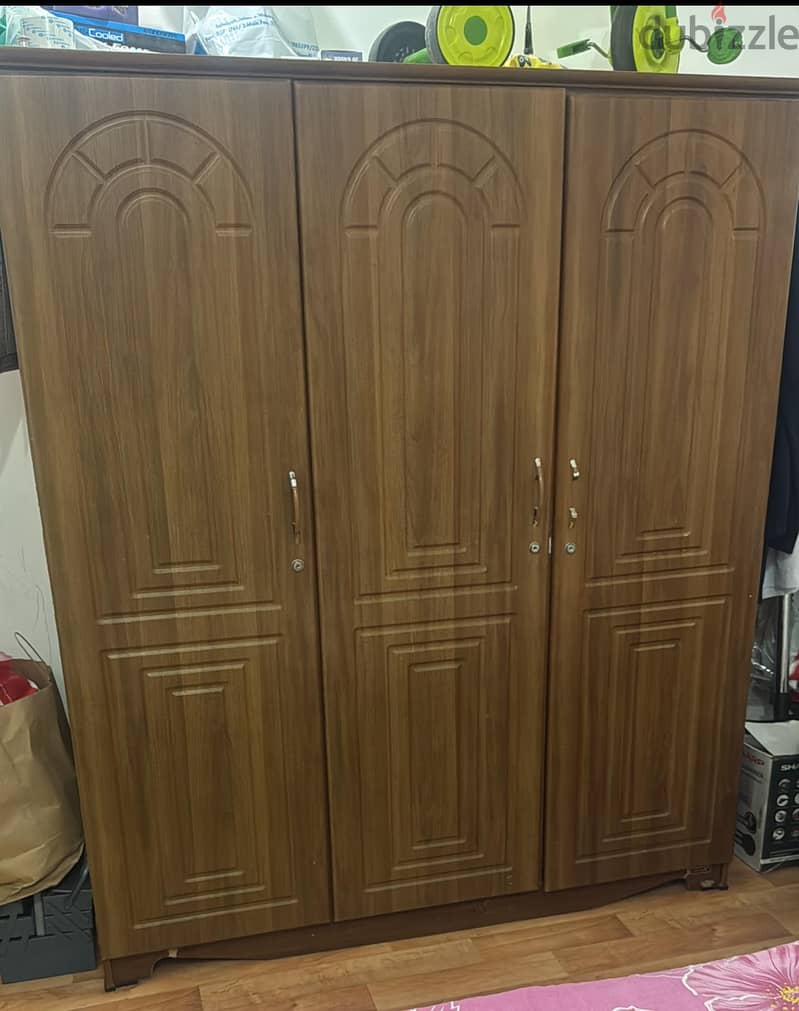 Cuboard wardrobe for sale 1