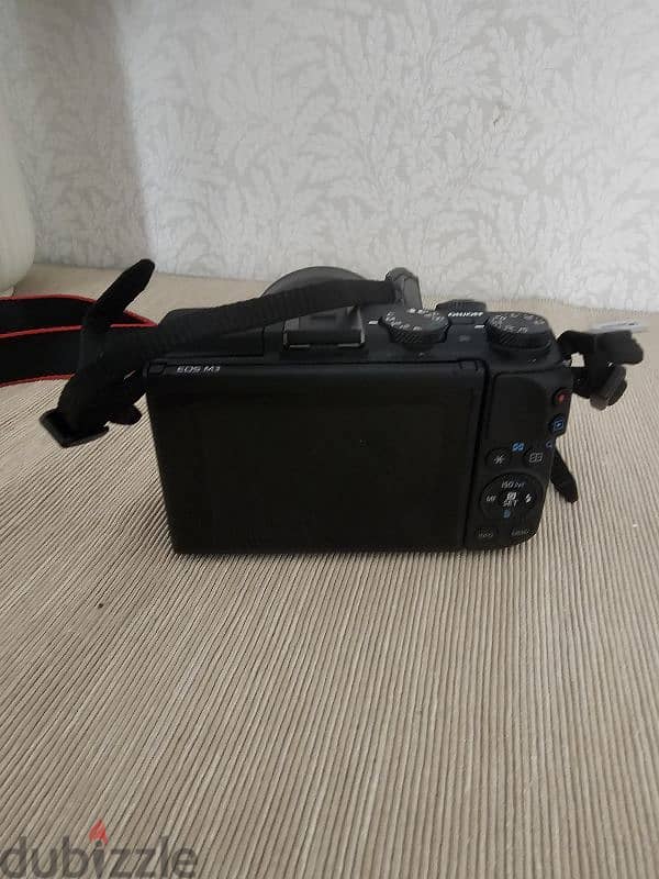 EOS M3 mirrorless camera in good condition 0