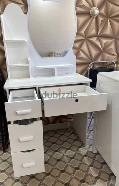 Selling White dressing table