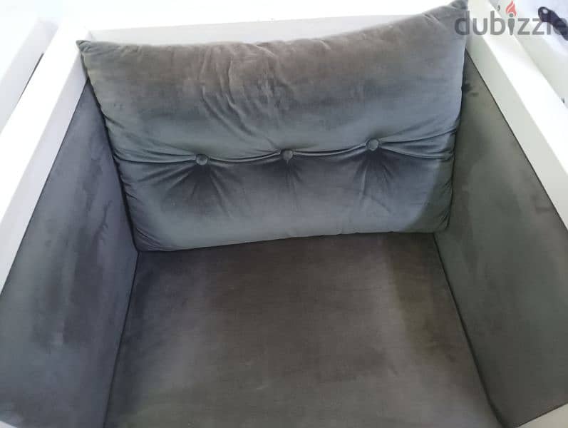 WELVET luxury sofa chairs in good condition with center table 2