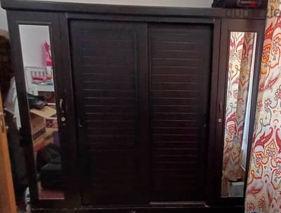 wardrobe in gud condition with sliding door